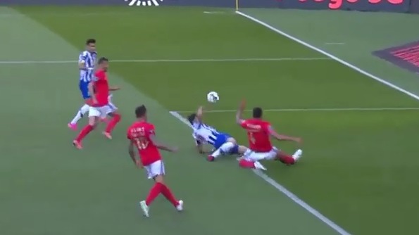 هدر دادن موقعیت عالی گلزنی توسط طارمی مقابل بنفیکا به شکلی عجیب