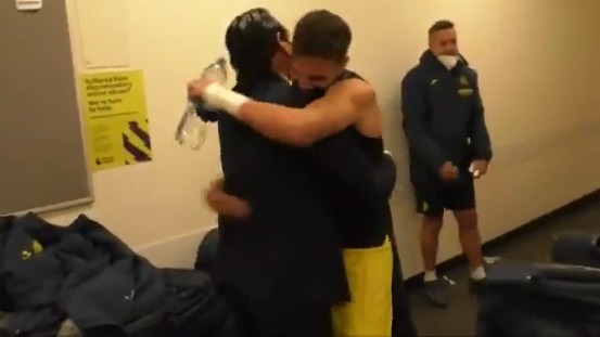 شادی اونای امری و بازیکنان ویارئال در رختکن پس از صعود به فینال لیگ اروپا