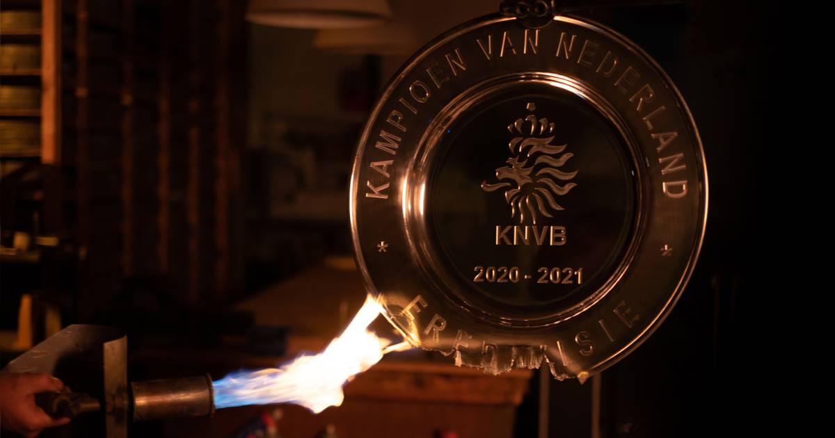 اقدام بینظیر باشگاه آژاکس؛ ذوب کردن جام قهرمانی و تقدیم آن به هواداران