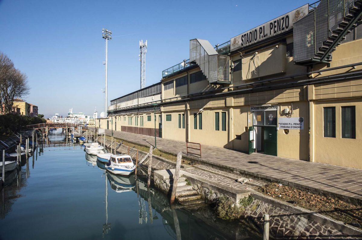 گزارش تصویری از ورزشگاه تیم تازه صعود کرده به سری آ؛ خانهای روی آب!