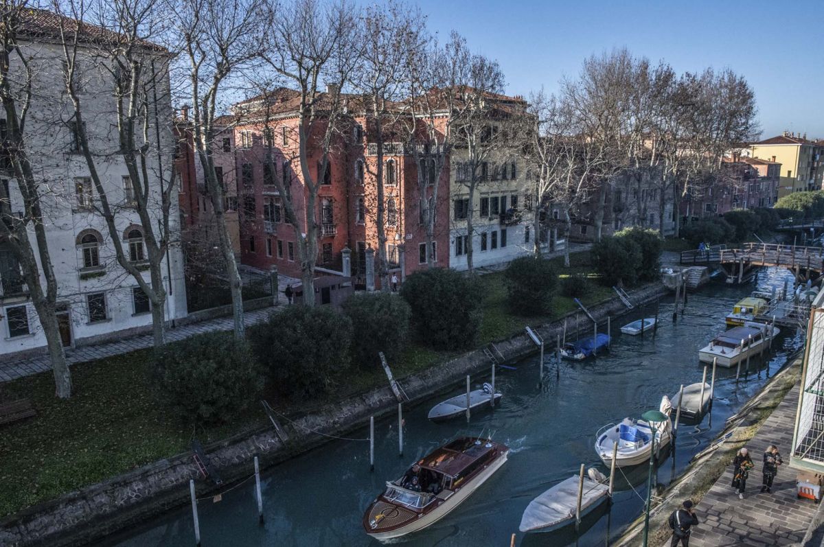 گزارش تصویری از ورزشگاه تیم تازه صعود کرده به سری آ؛ خانهای روی آب!