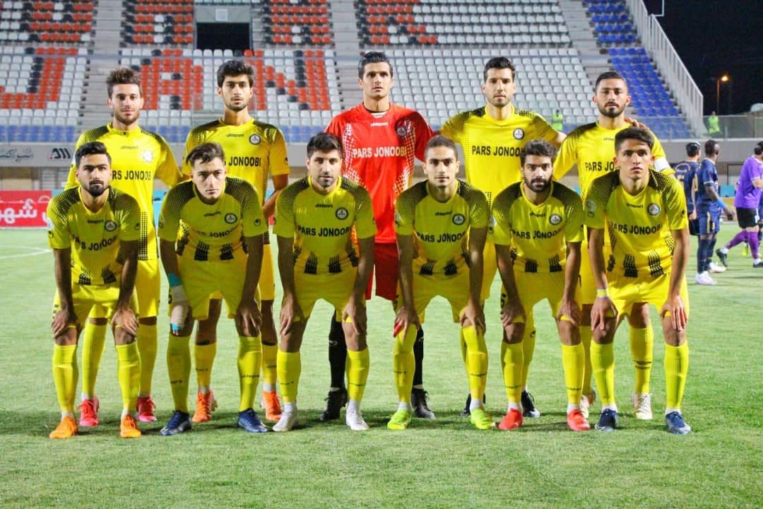 اتفاق عجیب در جم؛ خرابی اتوبوس کار دست نصرتی داد/ بلاتکلیفی اعضای تیم در گرمای شدید جم + تصاویر