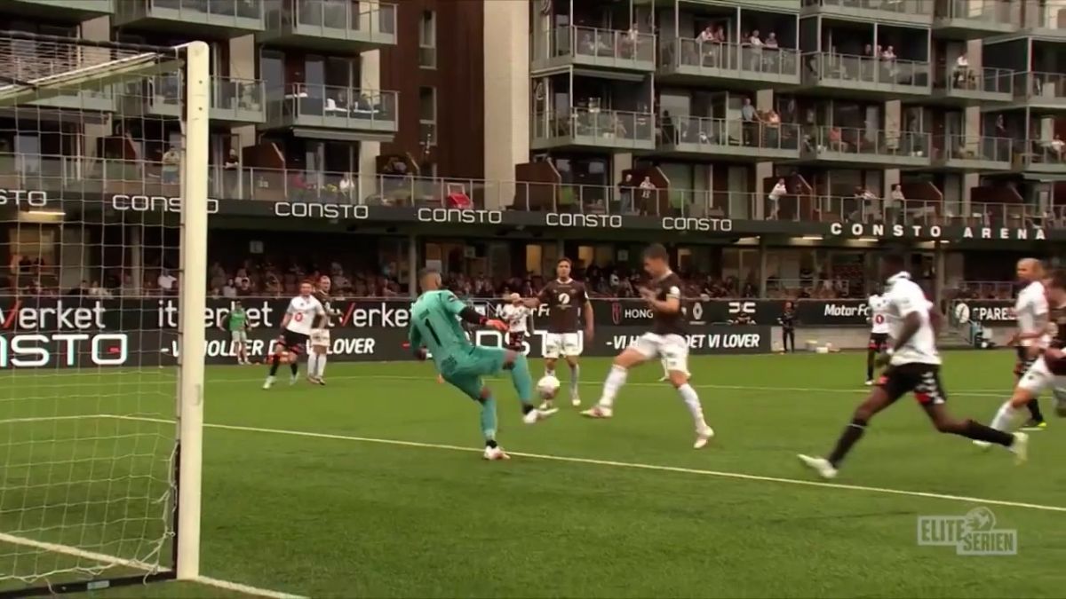 اشتباه سوشا مکانی روی گل دوم و اعلام خطای پنالتی برای تیم حریف