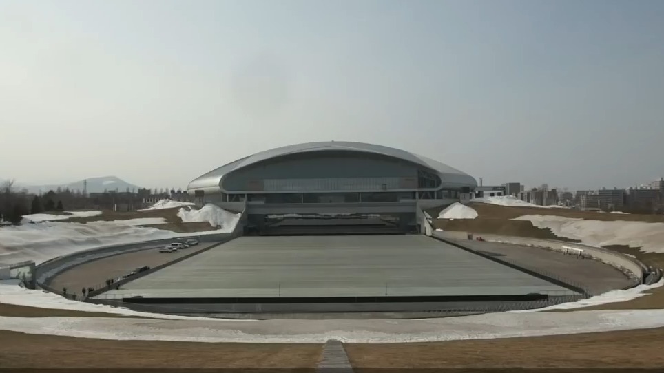 ورزشگاه چندمنظوره ساپورو ژاپن که در عرض چند ساعت از زمین بیسبال به فوتبال تبدیل می شود