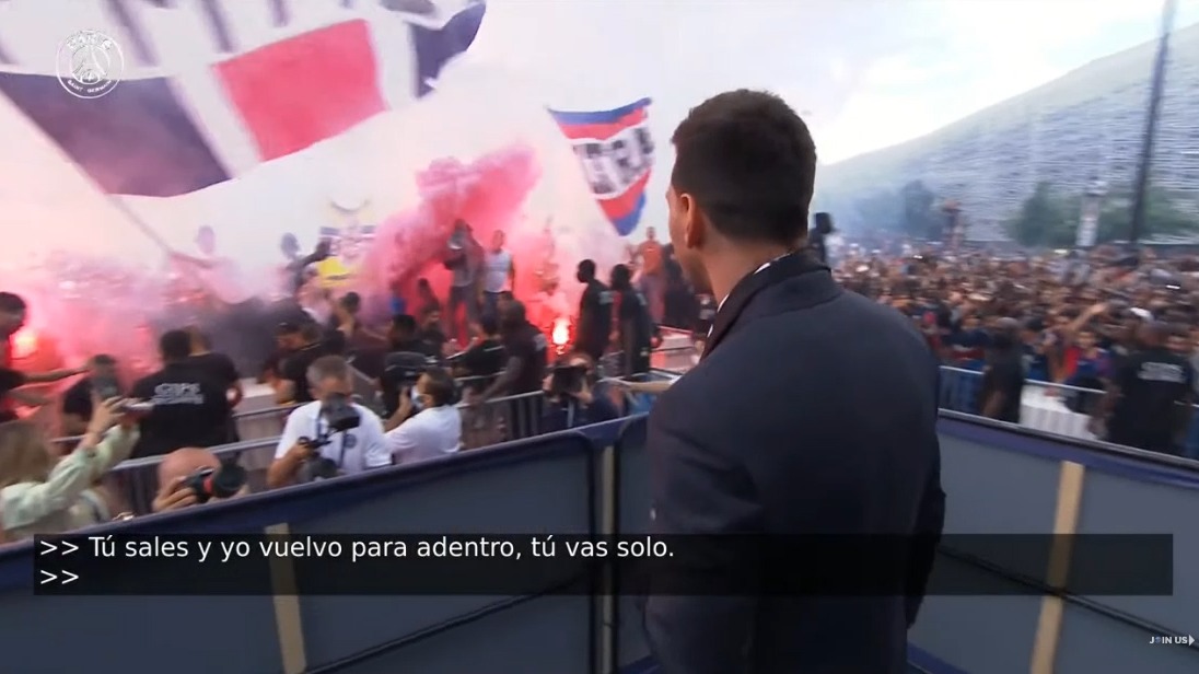 لحظه حضور لیونل مسی در بین هواداران حاضر در بیرون ورزشگاه پارک دو پرنس