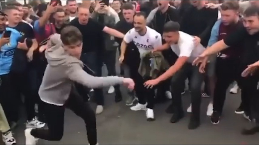 تمسخر شادی کریستیانو رونالدو توسط هواداران استون ویلا پس از برد مقابل منچستریونایتد