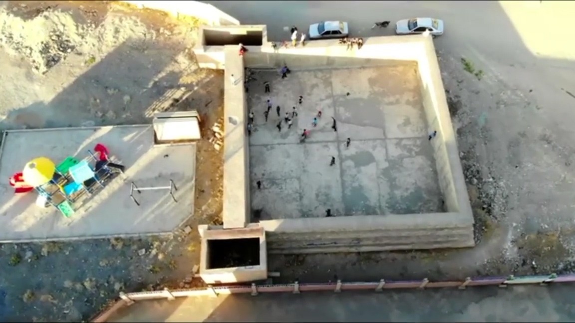 گزارشی تکان دهنده و دردناک از استخری در حاشیه شهر سنندج که در بدترین شرایط به زمین فوتبال برای کودکان و نوجوانان این منطقه تبدیل شده است