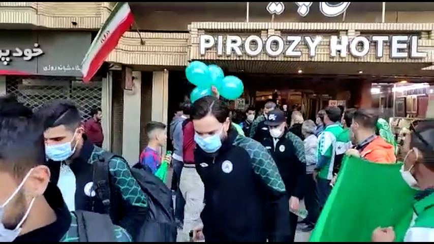 خروج بازیکنان ذوب‌آهن از هتل و عزیمت به سمت ورزشگاه فولادشهر برای بازی با استقلال