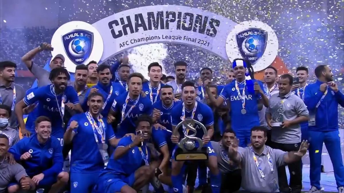 اهدای کاپ قهرمانی لیگ قهرمانان آسیا 2021 به بازیکنان الهلال