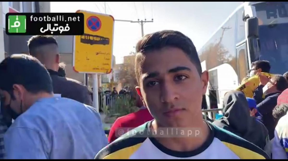 اختصاصی/ گفت و گو با هواداران استقلال در مقابل هتل محل اقامت تیم در سیرجان