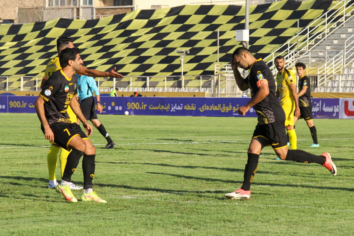 فجرسپاسی صفر - سپاهان 2/ اصفهانیها برنده جنگ زردها/ سپاهان ترمز فجر را کشید