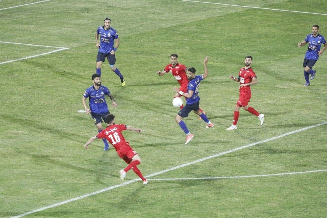 نگاهی به نتایج دربیهای آذر ماه؛ شانس پرسپولیس بیشتر است یا استقلال؟
