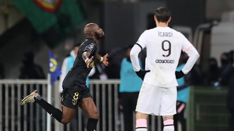 گل اول لانس به پاری سن ژرمن (فوفانا با اشتباه فاحعه ناواس)