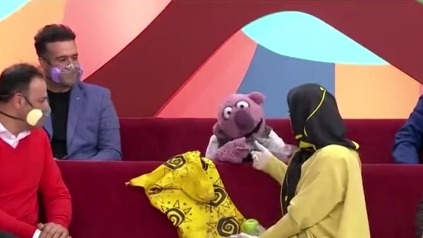 خندوانه/ امضا گرفتن جناب خان از مربی تیم ملی فوتبال بانوان برای حضور عمه هایش در تیم ملی