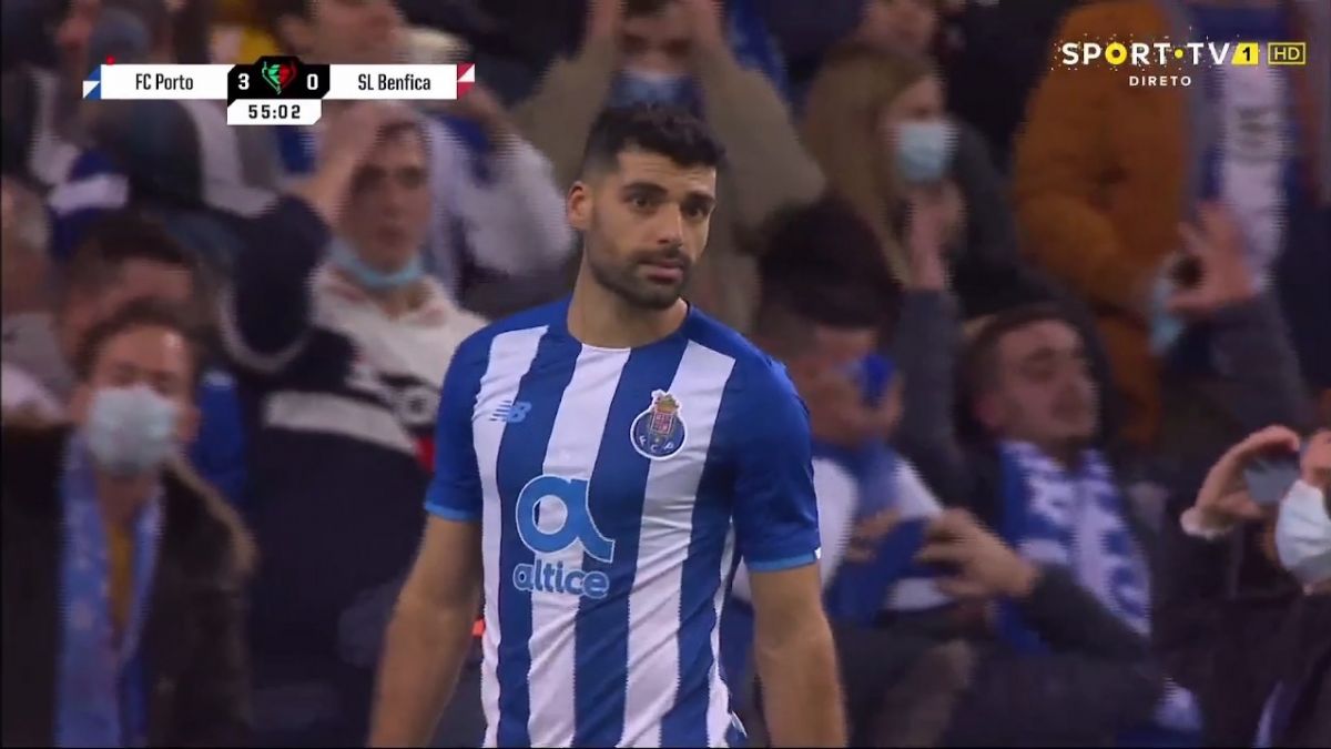 مهدی طارمی در مقابل دروازه خالی توپ را به تیر زد!