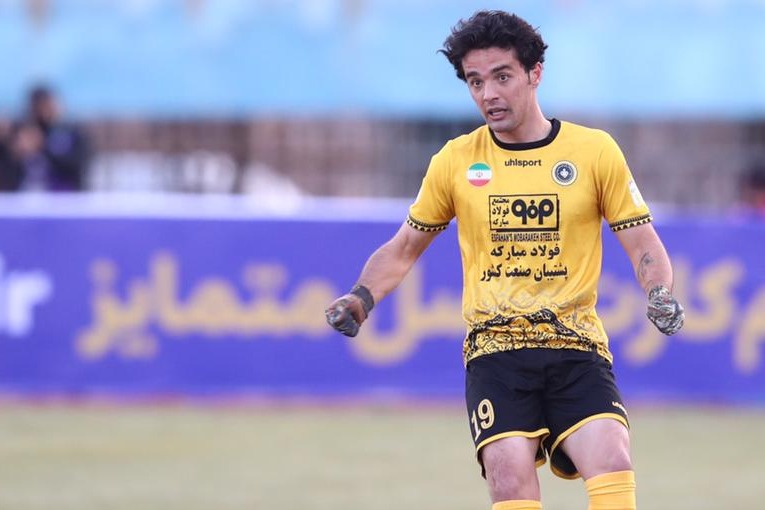 کار عجیب بازیکن سپاهان؛ نورافکن مدرسه فوتبال زد!
