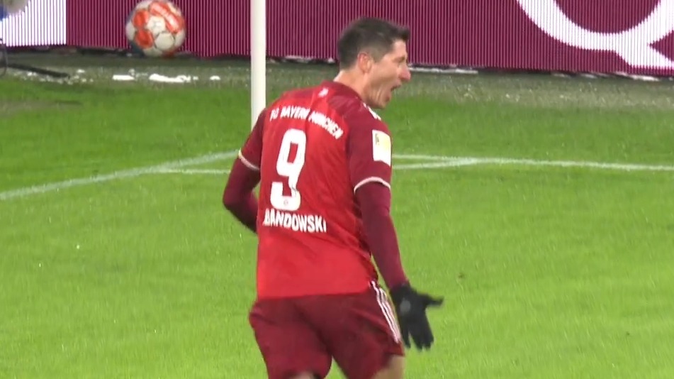 گل اول بایرن مونیخ به مونشن کلادباخ (لواندوفسکی)