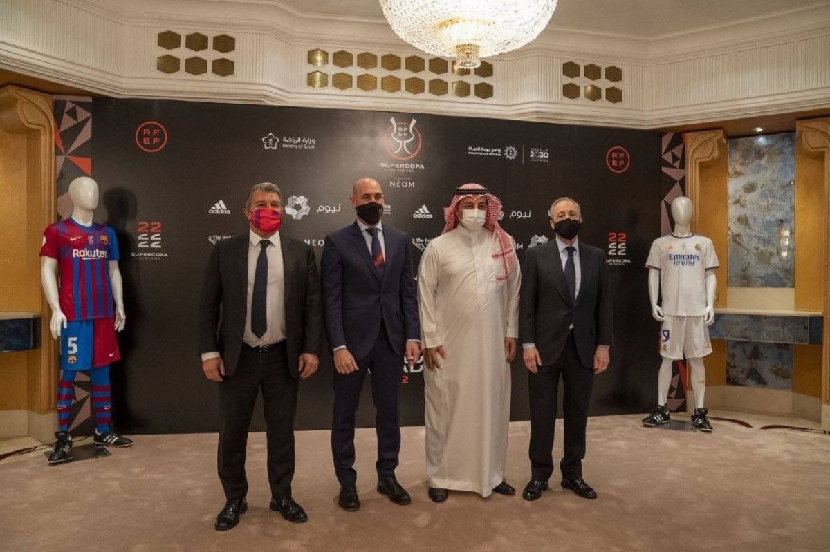 عکس یادگاری پرز و لاپورتا در عربستان با برگزاری ال کلاسیکوی سوپرکاپ