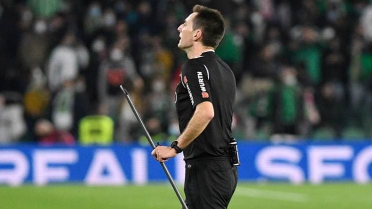 برخورد میله به سر بازیکن سویا و نیمه تمام ماندن دیدار مقابل بتیس به دستور داور