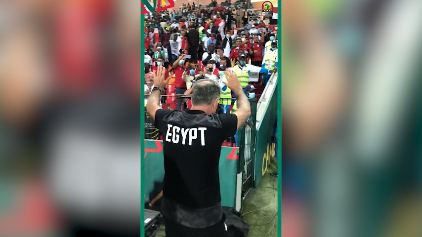 آشتی کارلوس کی روش با هواداران مصری بعد از برد مقابل گینه بیسائو