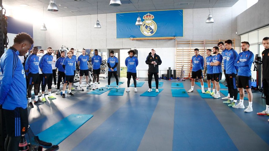 یک دقیقه سکوت بازیکنان رئال مادرید به بهانه درگذشت خنتو