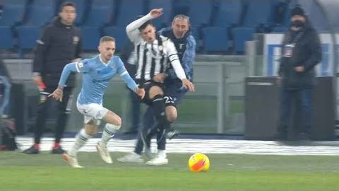 برخورد شدید بازیکن اودینزه با ساری سرمربی لاتزیو / عمدی بود؟