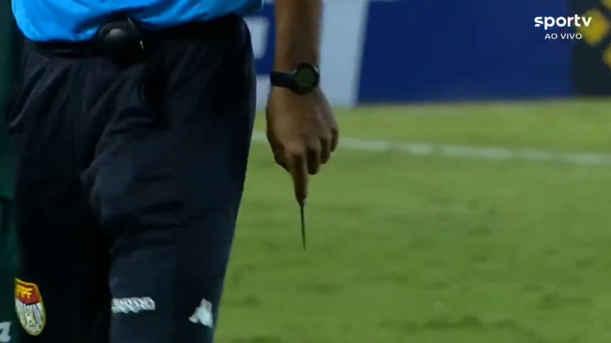 حمله هوادار برزیلی با چاقو به بازیکن داخل زمین!