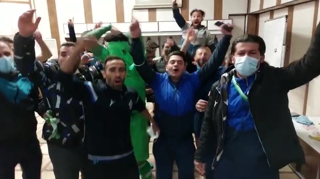 شادی بازیکنان پیکان در رختکن فولادشهر پس از برتری مقابل ذوب آهن