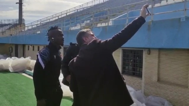 اختصاصی/ حال و هوای ورزشگاه اراک و سلفی با گادوین منشا پیش از بازی آلومینیوم اراک و مس رفسنجان