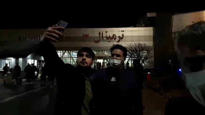 اختصاصی/ حضور محمد نصرتی در تبریز برای عقد قرارداد با تراکتور با استقبال ویژه هواداران تراکتور
