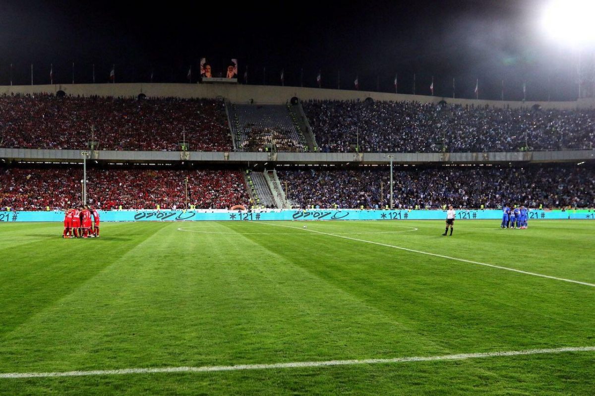تماشاگران فوتبال می‌توانند وارد ورزشگاه شوند؟