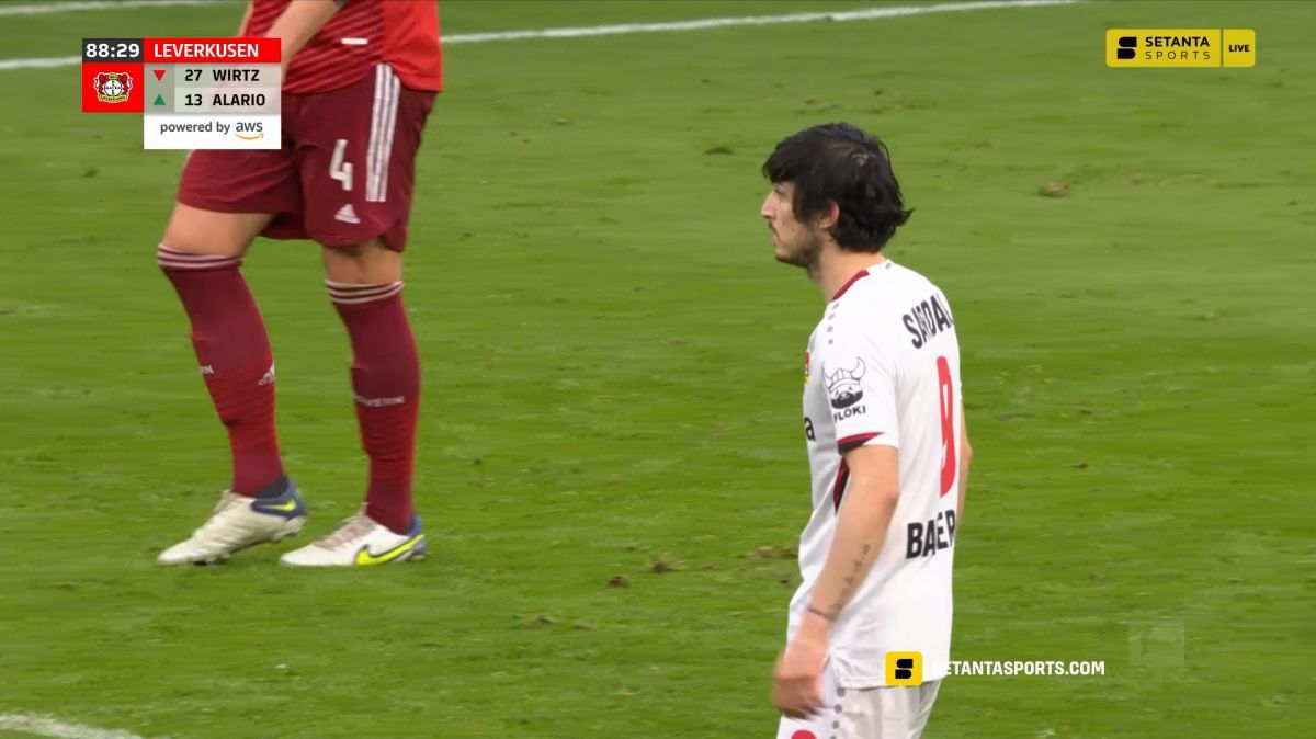 لحظه ورود سردار آزمون به زمین برای لورکوزن مقابل بایرن مونیخ