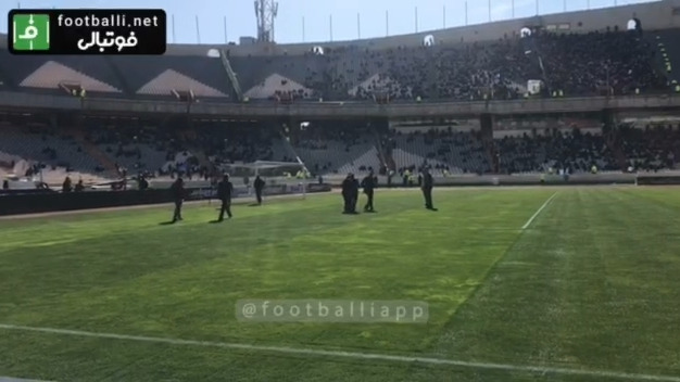 اختصای/ بازدید تیم داوری بازی پرسپولیس و استقلال از چمن ورزشگاه آزادی