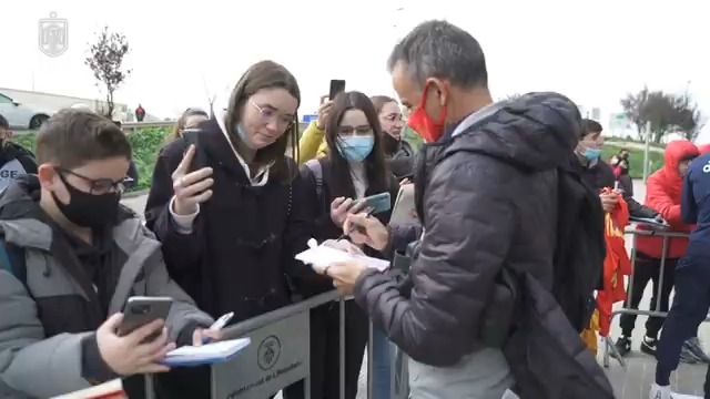 امضا گرفتن هواداران از بازیکنان تیم ملی اسپانیا