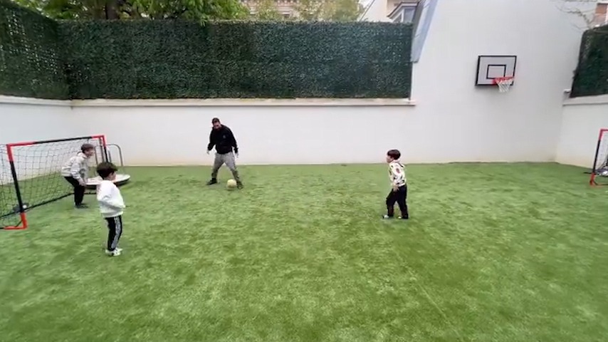 فوتبال بازی کردن لیونل مسی با فرزندانش