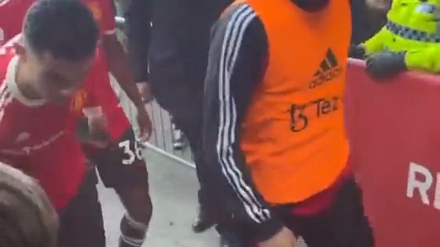 شکستن موبایل هوادار اورتون توسط رونالدو