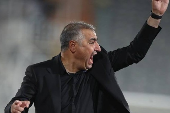 حاشیه بازی استقلال و نساجی/ واکنش الهامی به برخورد توپ با تیرک استقلال/ تذکر آرام ناظر به سرپرست آبیها (عکس)