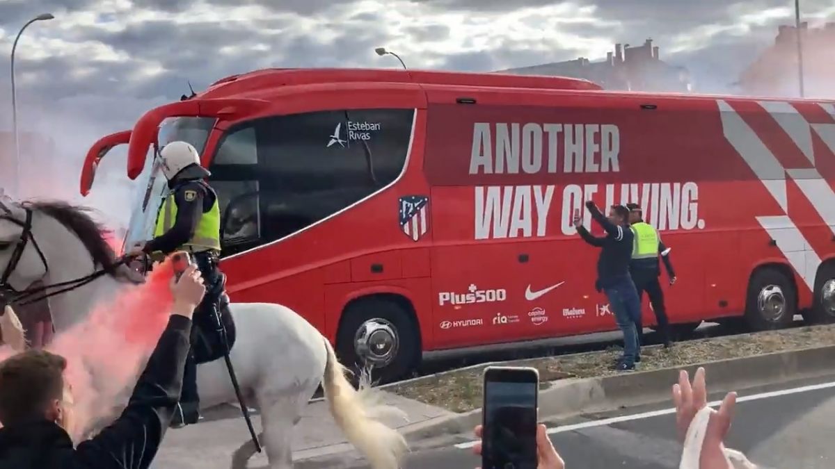 جو منحصر به فرد هواداران اتلتیکومادرید هنگام ورود اتوبوس تیم به استادیوم
