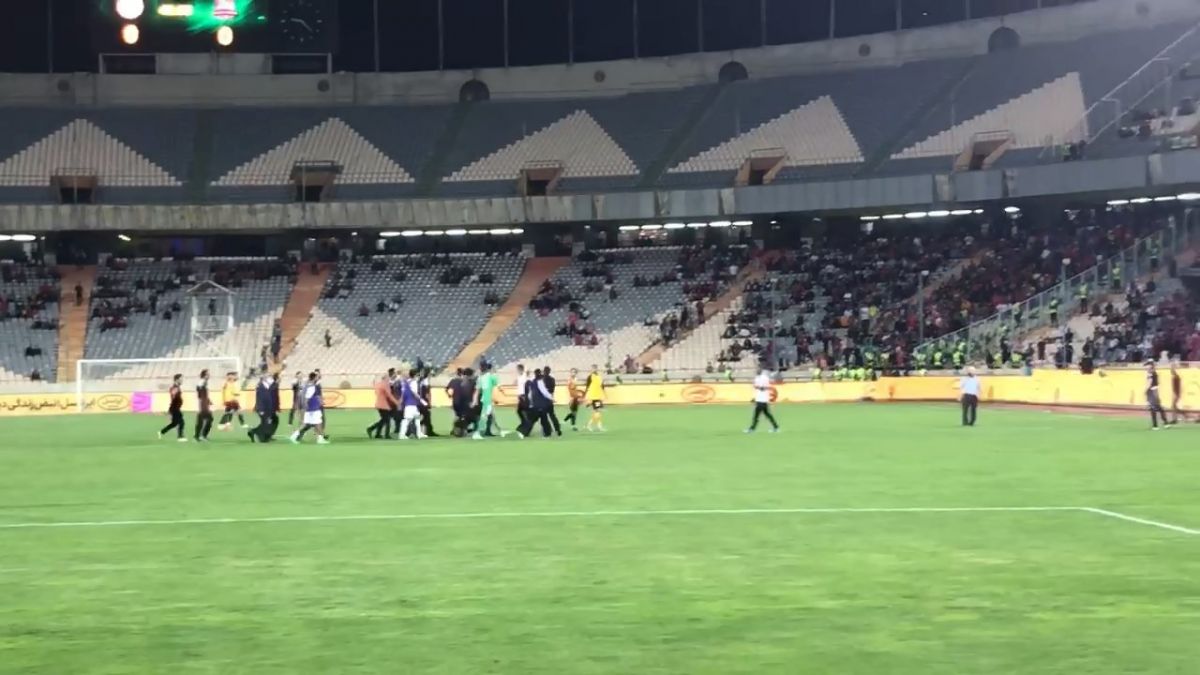 اختصاصی/ درگیری عوامل دو تیم نساجی و مس کرمان در پایان نیمه اول