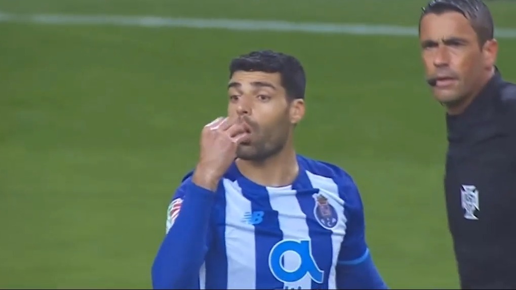 افطار مهدی طارمی در دقیقه ۲۰ بازی پورتو و اسپورتینگ