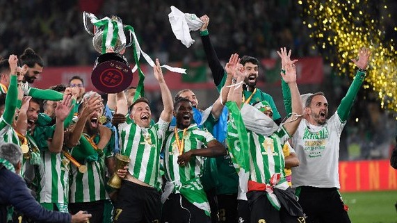 اهدای کاپ قهرمانی جام حذفی اسپانیا به بازیکنان بتیس