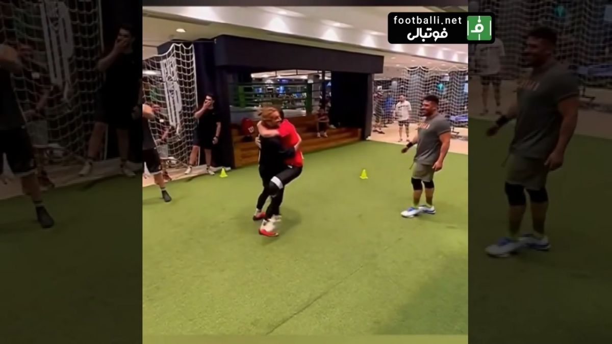 قیچی برگردان های خواننده ماکان بند در بازی تنیس فوتبال مقابل علی کریمی