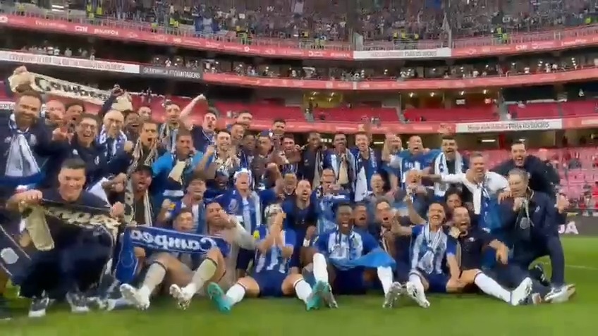 شادی بازیکنان پورتو پس از قهرمانی در لیگ پرتغال