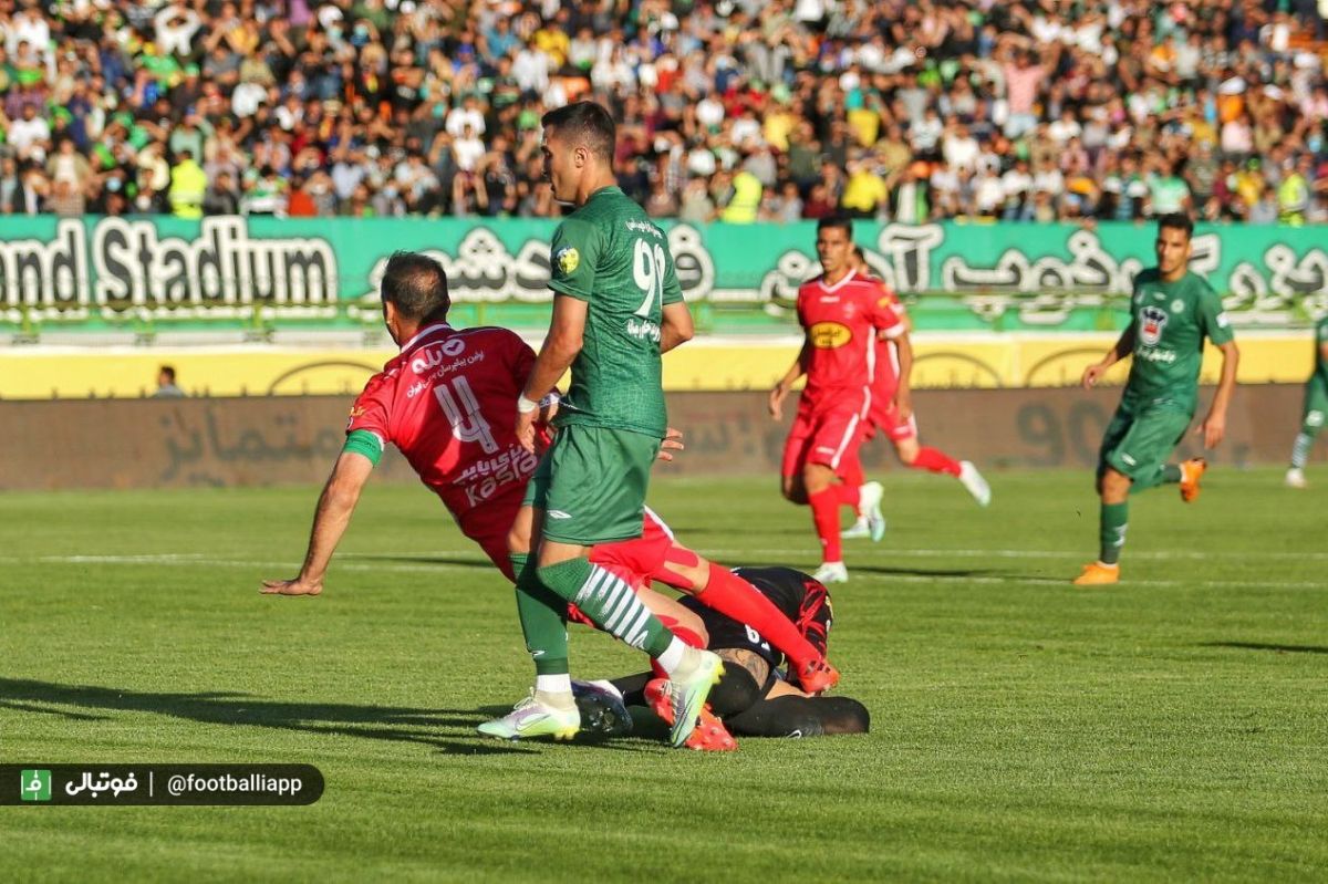 حواشی دیدار ذوبآهن - پرسپولیس| اعتراض مدیر تیم پرسپولیس به توپ جمع کنها