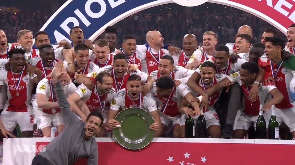 اهدای کاپ قهرمانی لیگ هلند 2021-2022 به بازیکنان آژاکس