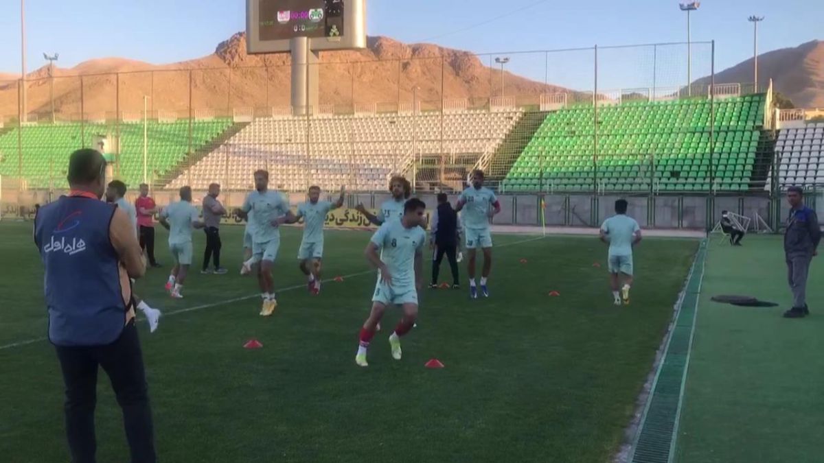 اختصاصی/ گرم کردن بازیکنان ذوب آهن و تراکتور پیش از بازی