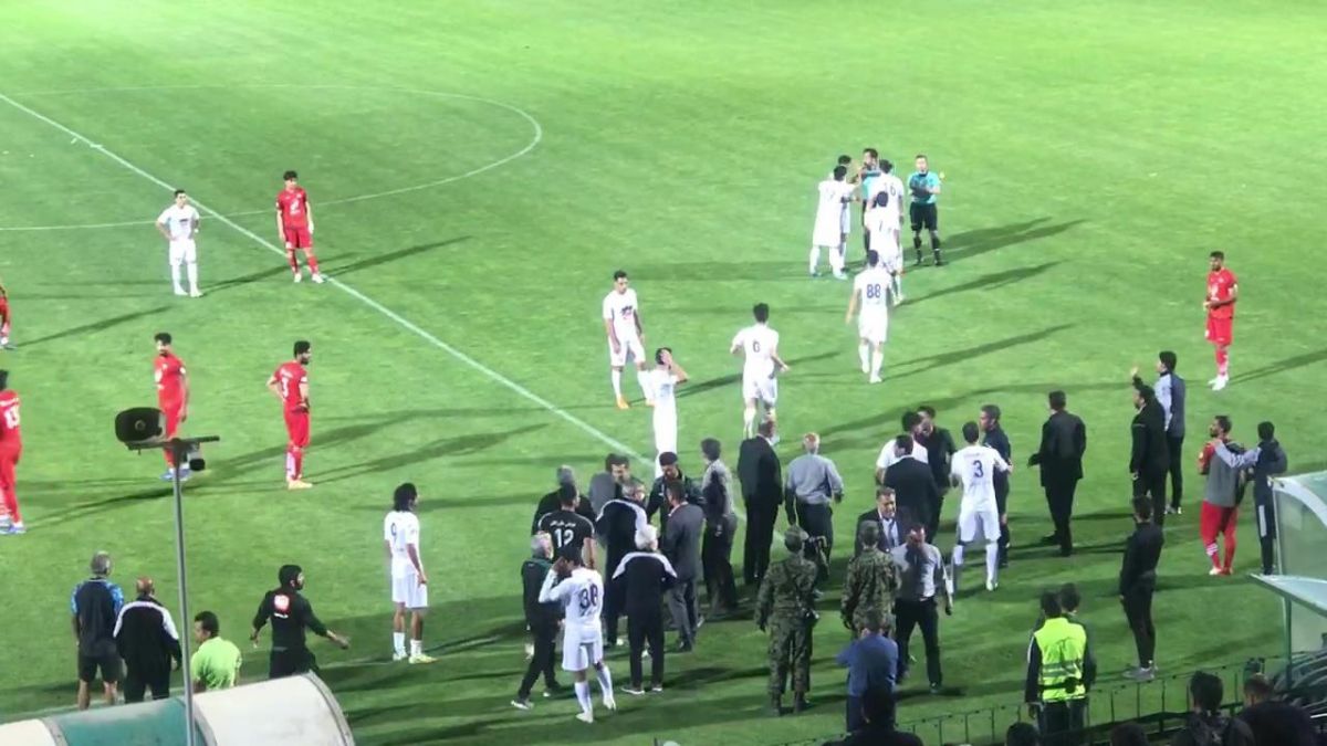 اختصاصی/ اعتراض نیمکت نشینان ذوب آهن پس از مردود شدن گل این تیم مقابل تراکتور