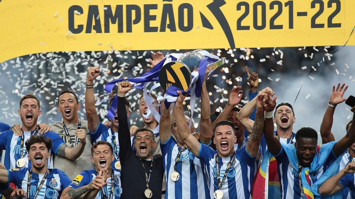 اهدای کاپ قهرمانی لیگ پرتغال به بازیکنان پورتو