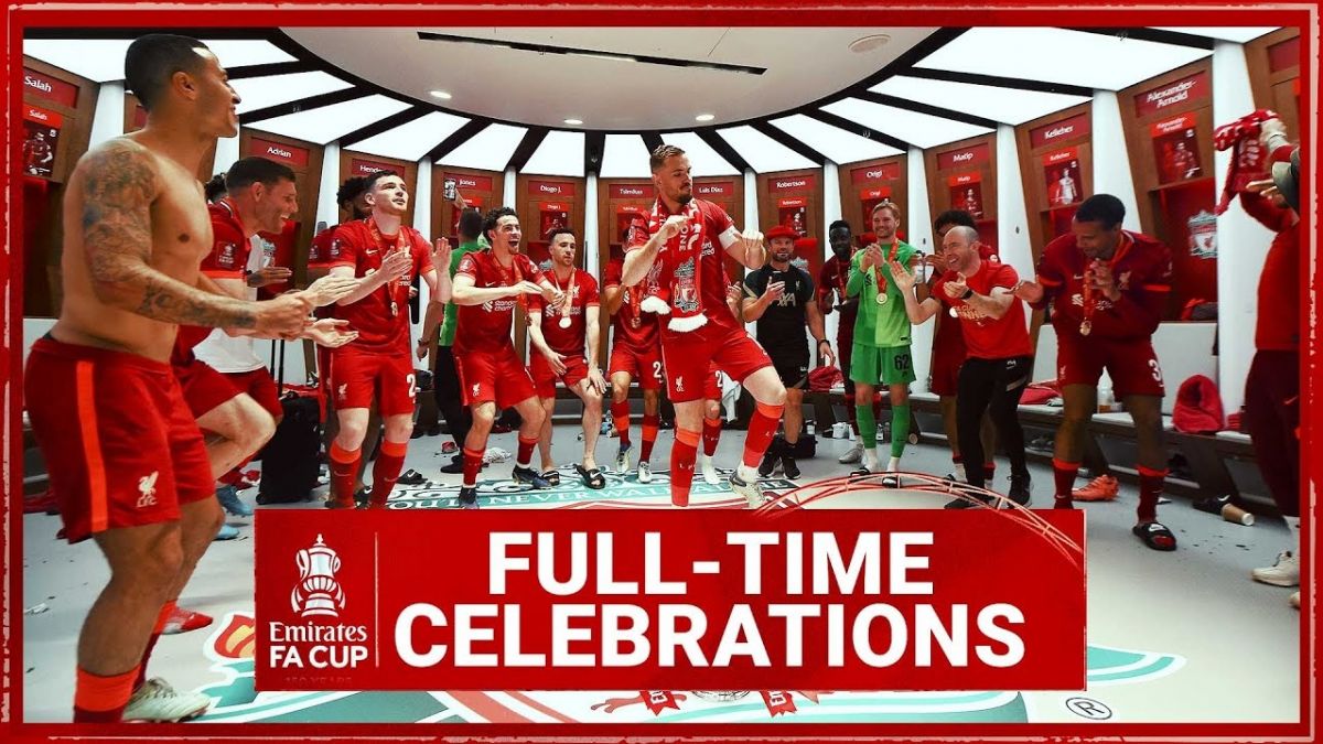 شادی بازیکنان لیورپول در رختکن پس از قهرمانی در جام حذفی انگلیس