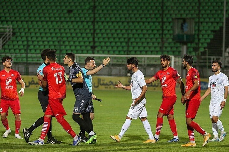 کمک داور فوتبال: نگفتم سوءقصد کار ذوبآهنیها بود/ در شهر غریب آوارهام!